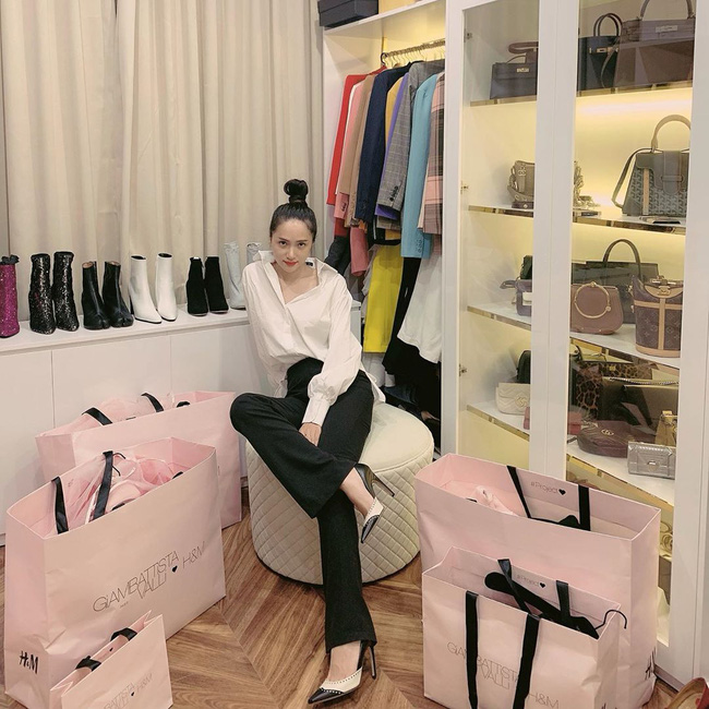 Trên thảm đỏ thì nổi hết phần thiên hạ nhưng đời thường, Hương Giang chỉ lên đồ hiền lành như nàng công sở mà thôi-3