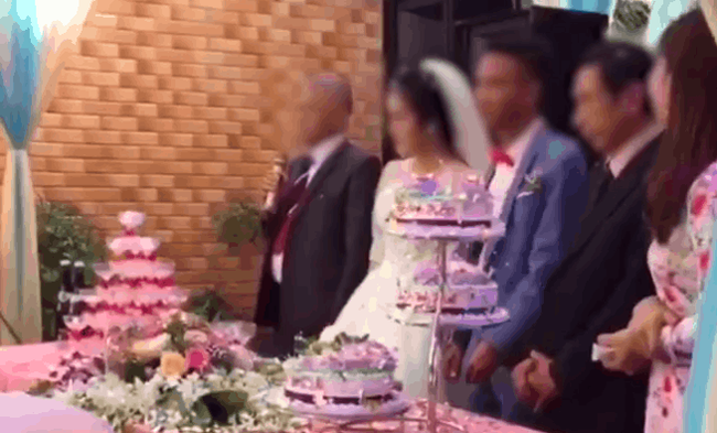 Ông bố vợ gây sốt MXH với bài phát biểu nghe rất vô lý nhưng lại thuyết phục, đáng chú ý là biểu cảm của chú rể trước lời căn dặn-1