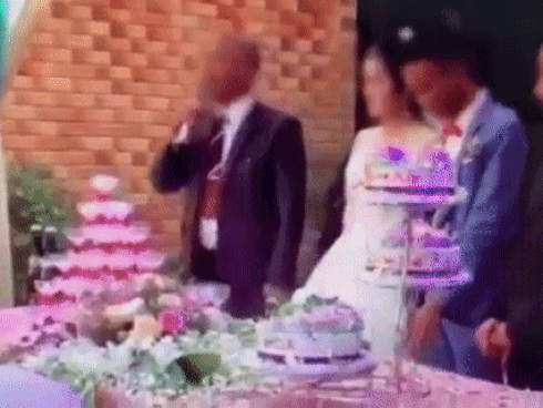 Cô bé biểu cảm vừa khóc vừa cười bất ngờ tái xuất, lại bị anh trai trêu cực hài: Đưa tay đây nào, thôi đi học em nhé-4