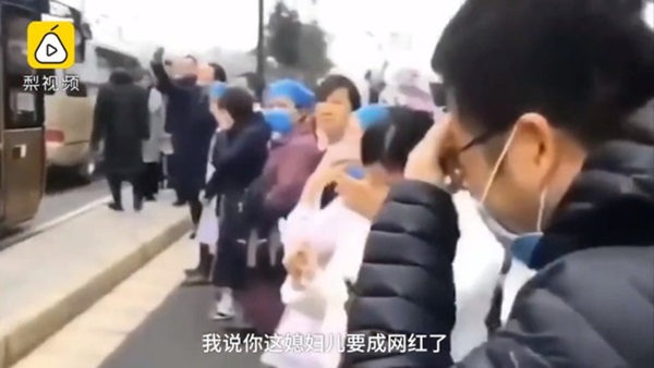 Chồng bật khóc nức nở và nói Anh yêu em” khi tiễn vợ y tá đi vào ổ dịch Vũ Hán khiến người xung quanh không kìm được nước mắt-2