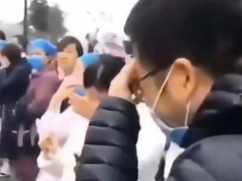 Chồng bật khóc nức nở và nói “Anh yêu em” khi tiễn vợ y tá đi vào ổ dịch Vũ Hán khiến người xung quanh không kìm được nước mắt