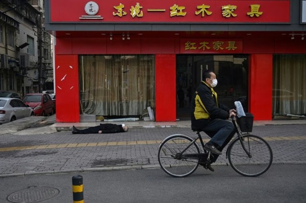Người đàn ông đeo khẩu trang nằm chết ngoài đường ở Vũ Hán-2