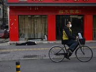 Người đàn ông đeo khẩu trang nằm chết ngoài đường ở Vũ Hán