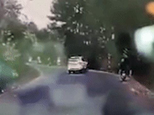 Hai đứa trẻ ngồi trong cốp ôtô khi xe đang chạy-1