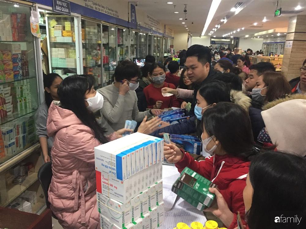 Tranh cướp hộp khẩu trang đang đội giá gấp 6 lần, nhiều người đến sau vẫn hớt hải lo lắng vì sợ không mua được-1