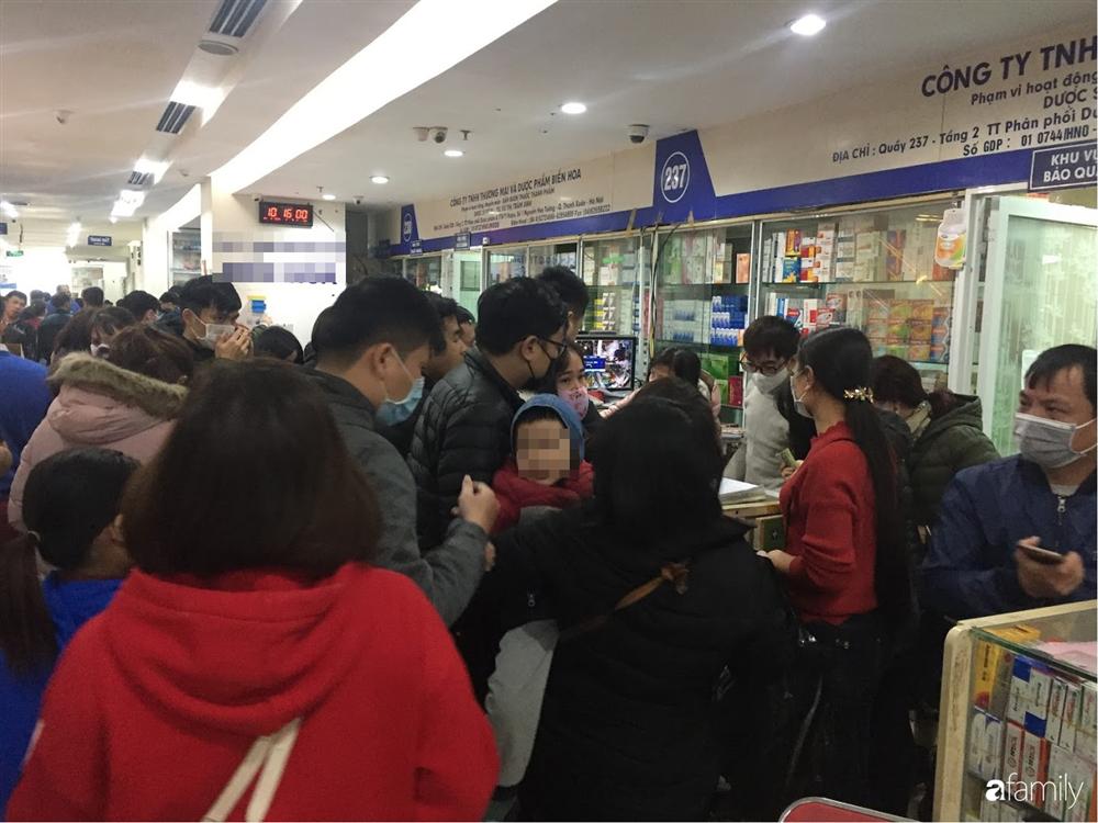 Tranh cướp hộp khẩu trang đang đội giá gấp 6 lần, nhiều người đến sau vẫn hớt hải lo lắng vì sợ không mua được-2