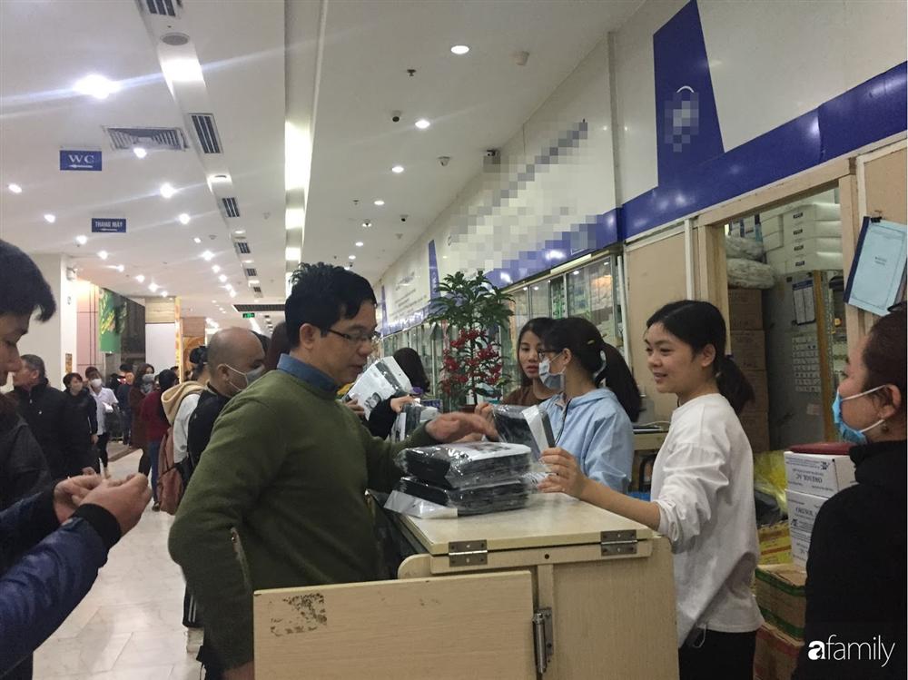 Tranh cướp hộp khẩu trang đang đội giá gấp 6 lần, nhiều người đến sau vẫn hớt hải lo lắng vì sợ không mua được-3