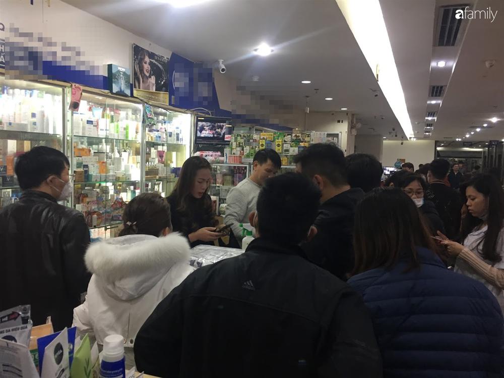 Tranh cướp hộp khẩu trang đang đội giá gấp 6 lần, nhiều người đến sau vẫn hớt hải lo lắng vì sợ không mua được-4