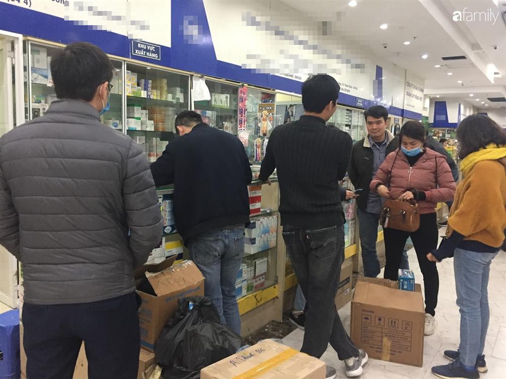 Tranh cướp hộp khẩu trang đang đội giá gấp 6 lần, nhiều người đến sau vẫn hớt hải lo lắng vì sợ không mua được-10