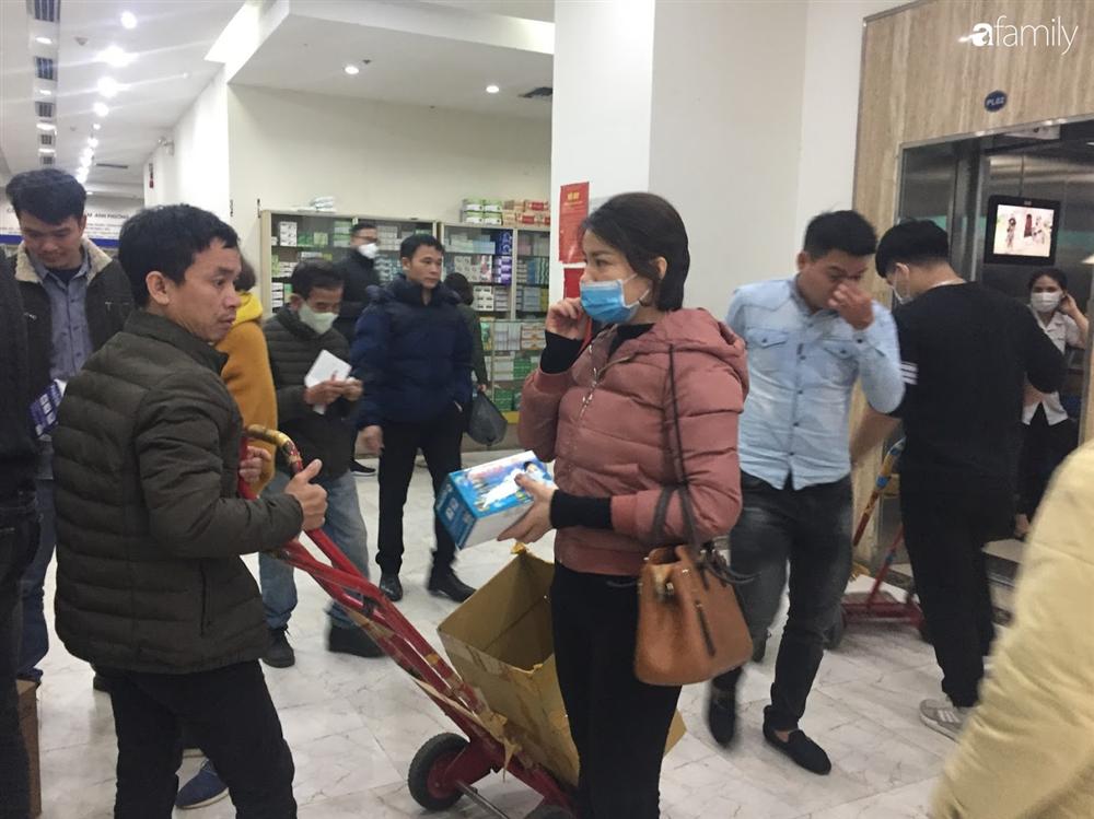 Tranh cướp hộp khẩu trang đang đội giá gấp 6 lần, nhiều người đến sau vẫn hớt hải lo lắng vì sợ không mua được-11