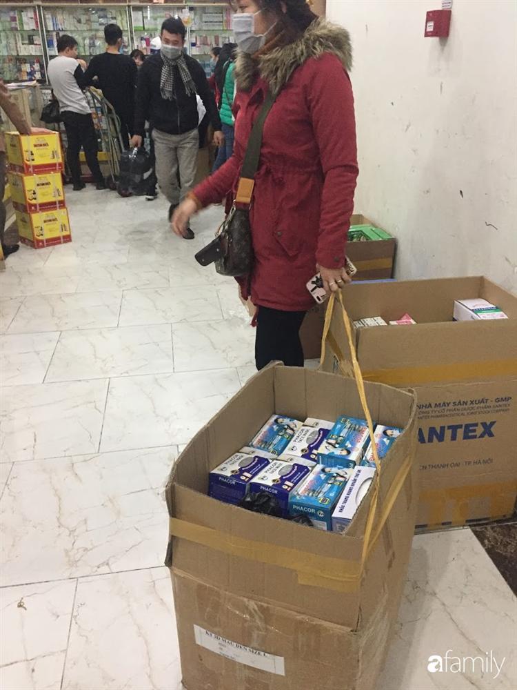 Tranh cướp hộp khẩu trang đang đội giá gấp 6 lần, nhiều người đến sau vẫn hớt hải lo lắng vì sợ không mua được-12