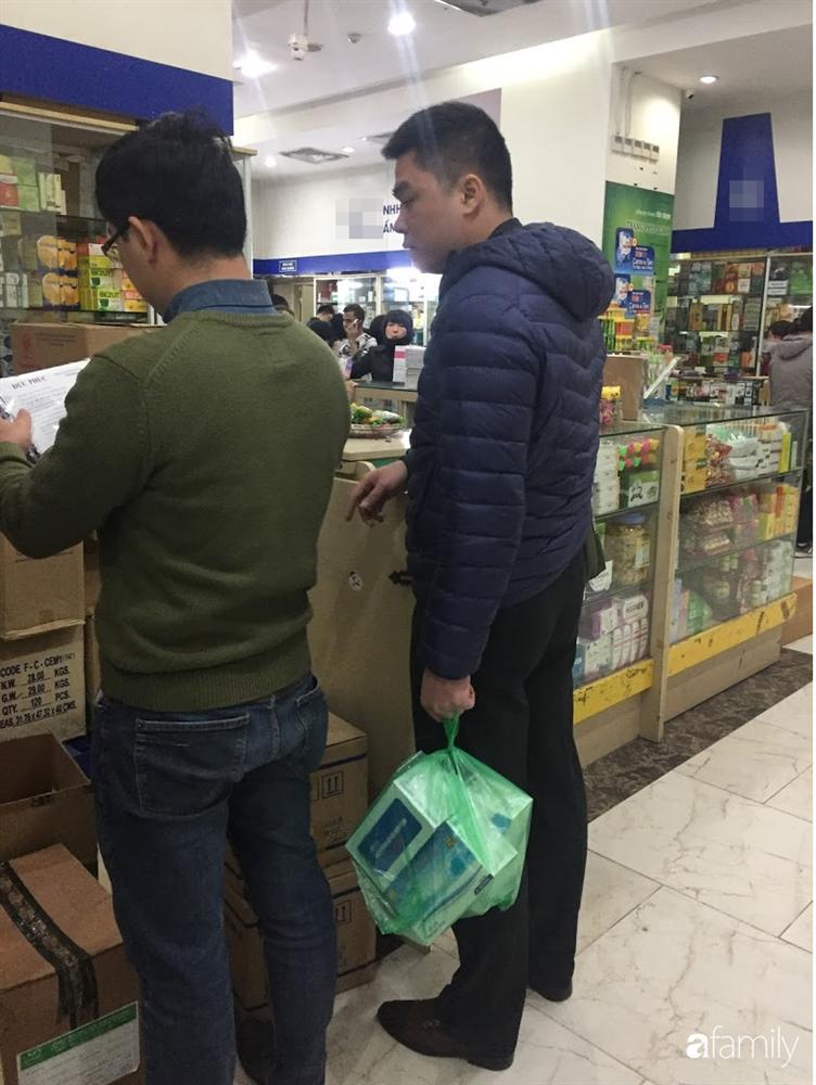 Tranh cướp hộp khẩu trang đang đội giá gấp 6 lần, nhiều người đến sau vẫn hớt hải lo lắng vì sợ không mua được-13