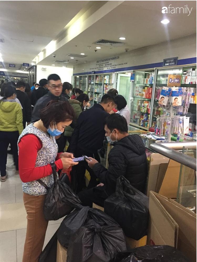 Tranh cướp hộp khẩu trang đang đội giá gấp 6 lần, nhiều người đến sau vẫn hớt hải lo lắng vì sợ không mua được-14