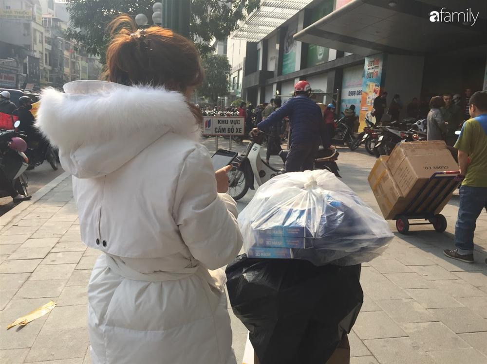 Tranh cướp hộp khẩu trang đang đội giá gấp 6 lần, nhiều người đến sau vẫn hớt hải lo lắng vì sợ không mua được-15