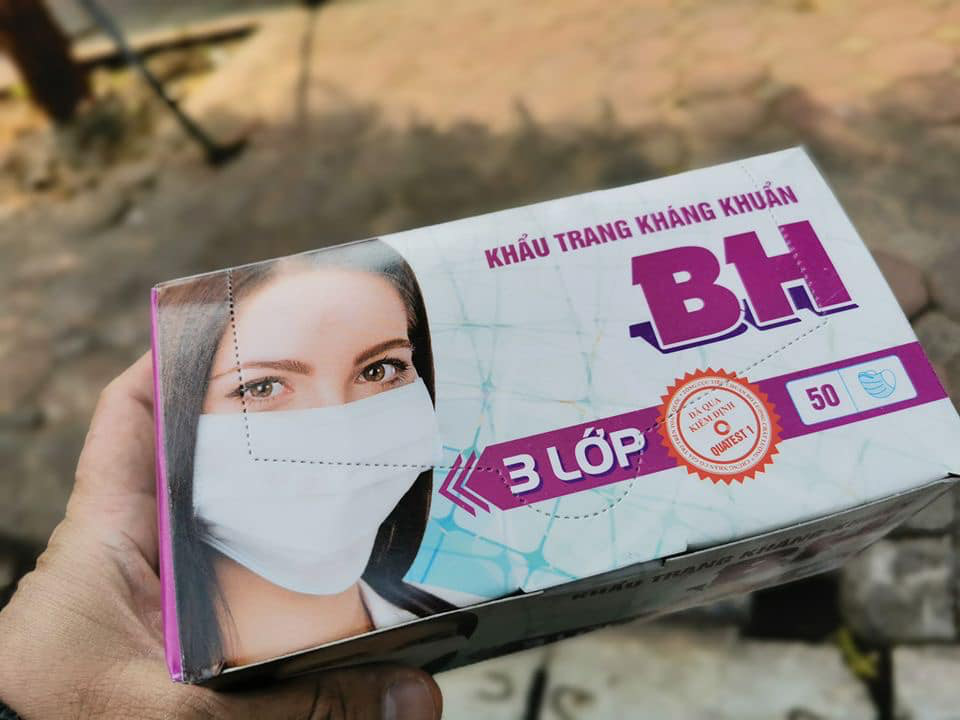 Tranh cướp hộp khẩu trang đang đội giá gấp 6 lần, nhiều người đến sau vẫn hớt hải lo lắng vì sợ không mua được-18