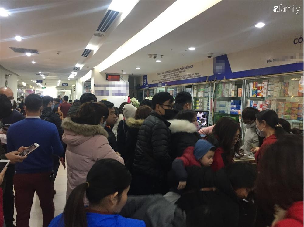 Tranh cướp hộp khẩu trang đang đội giá gấp 6 lần, nhiều người đến sau vẫn hớt hải lo lắng vì sợ không mua được-5