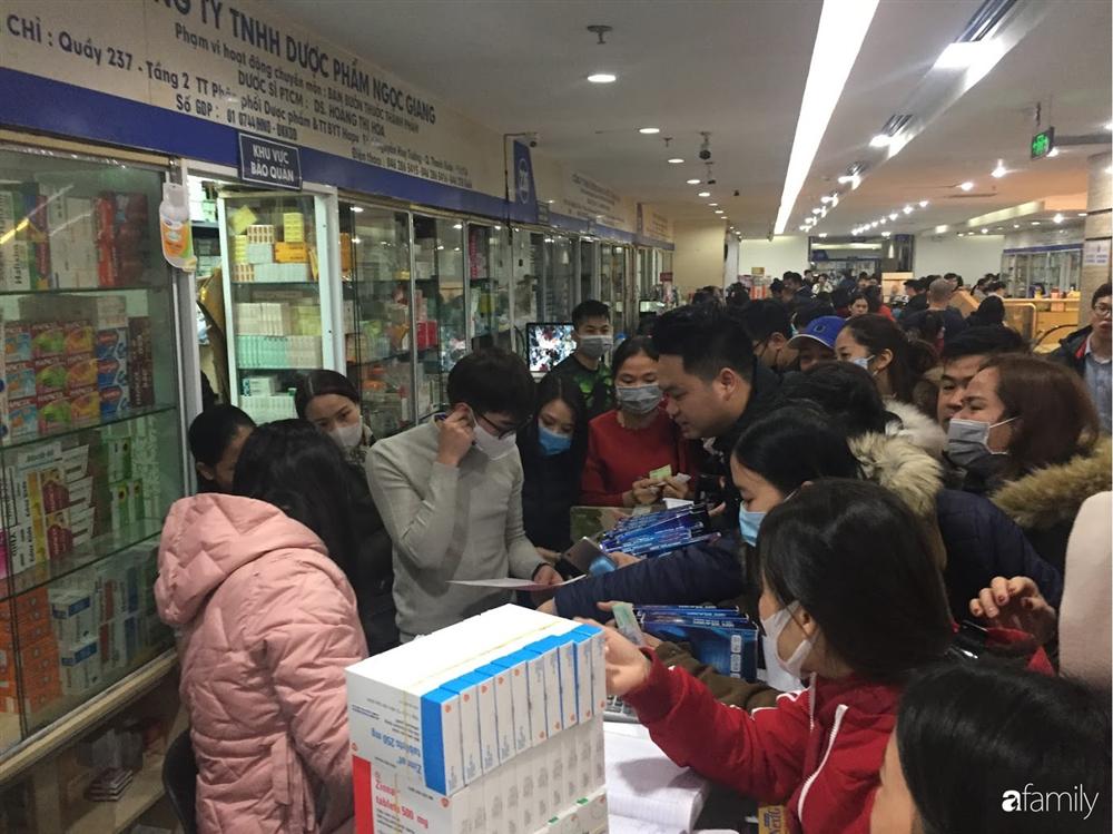 Tranh cướp hộp khẩu trang đang đội giá gấp 6 lần, nhiều người đến sau vẫn hớt hải lo lắng vì sợ không mua được-7