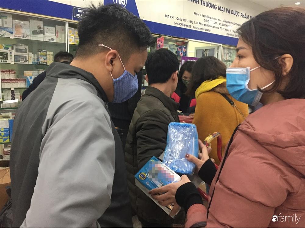 Tranh cướp hộp khẩu trang đang đội giá gấp 6 lần, nhiều người đến sau vẫn hớt hải lo lắng vì sợ không mua được-8