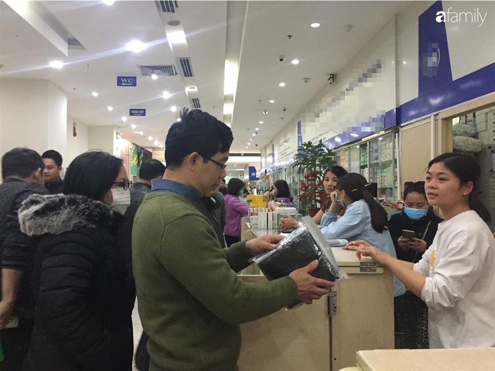 Tranh cướp hộp khẩu trang đang đội giá gấp 6 lần, nhiều người đến sau vẫn hớt hải lo lắng vì sợ không mua được-9
