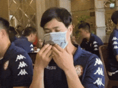 Dân chen lấn mua khẩu trang, quản lý thị trường thành người bán hàng-1