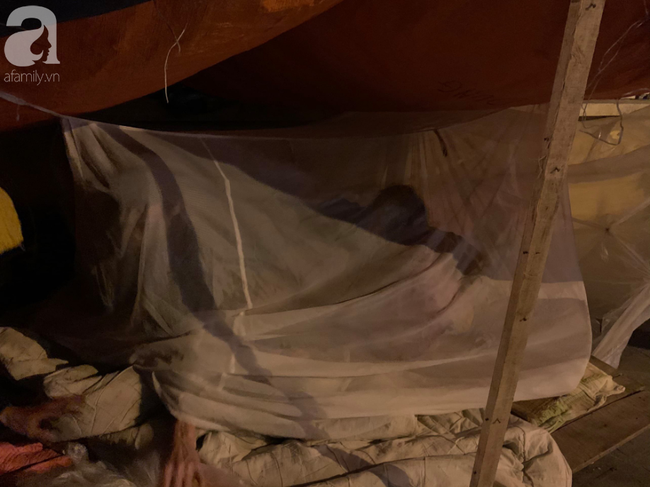 Xót xa bé trai 3 tuổi vừa mổ ruột thừa chưa cắt chỉ cùng chị gái được ông bố trẻ đưa đi khắp nơi để tìm mẹ-1