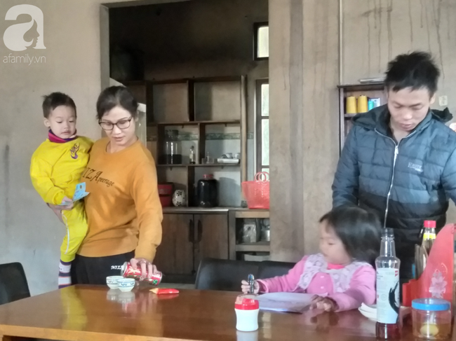 Xót xa bé trai 3 tuổi vừa mổ ruột thừa chưa cắt chỉ cùng chị gái được ông bố trẻ đưa đi khắp nơi để tìm mẹ-5