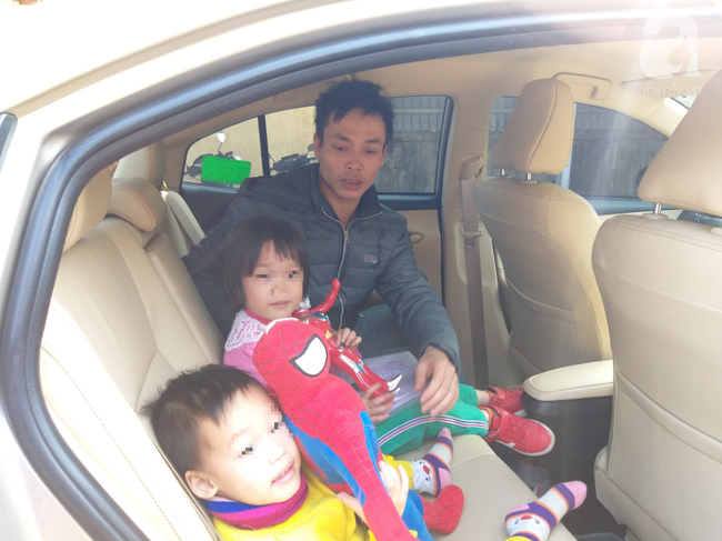 Xót xa bé trai 3 tuổi vừa mổ ruột thừa chưa cắt chỉ cùng chị gái được ông bố trẻ đưa đi khắp nơi để tìm mẹ-8