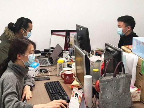 Các công ty tích cực ứng phó dịch corona: Cấm check-in nếu không đeo khẩu trang, yêu cầu nhân viên làm khảo sát tình trạng sức khoẻ