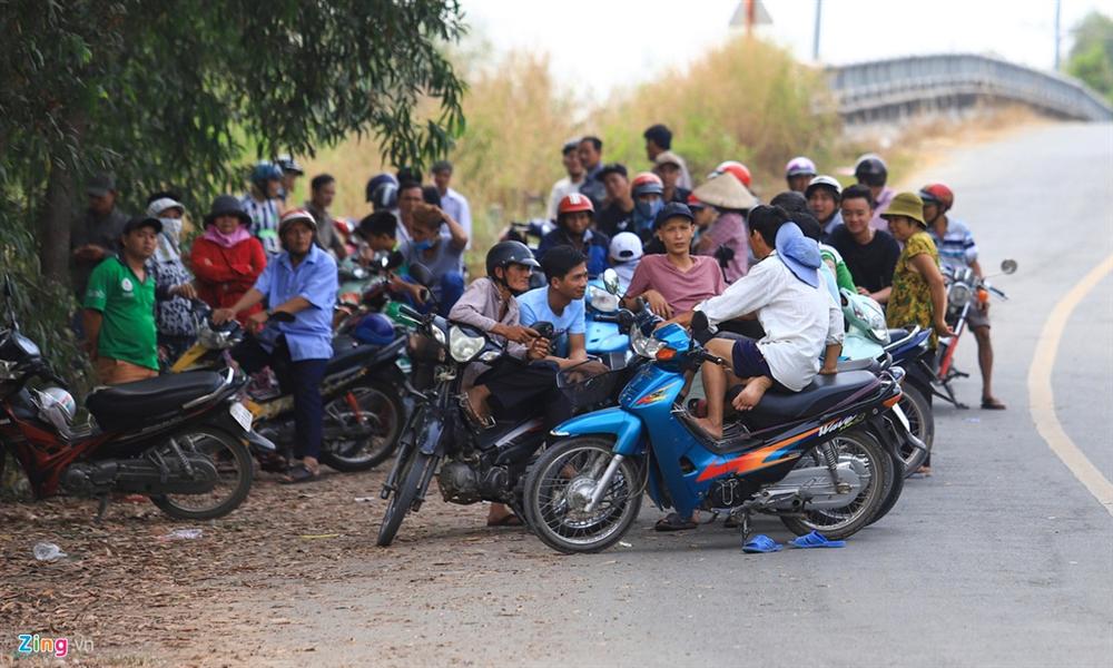 Đưa cả nhà đi xem cảnh sát vây bắt nghi can bắn chết 5 người-1