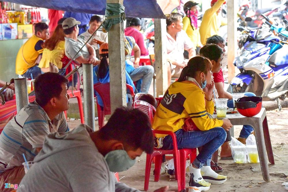 Đưa cả nhà đi xem cảnh sát vây bắt nghi can bắn chết 5 người-4