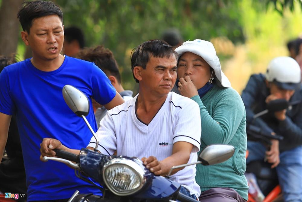 Đưa cả nhà đi xem cảnh sát vây bắt nghi can bắn chết 5 người-12