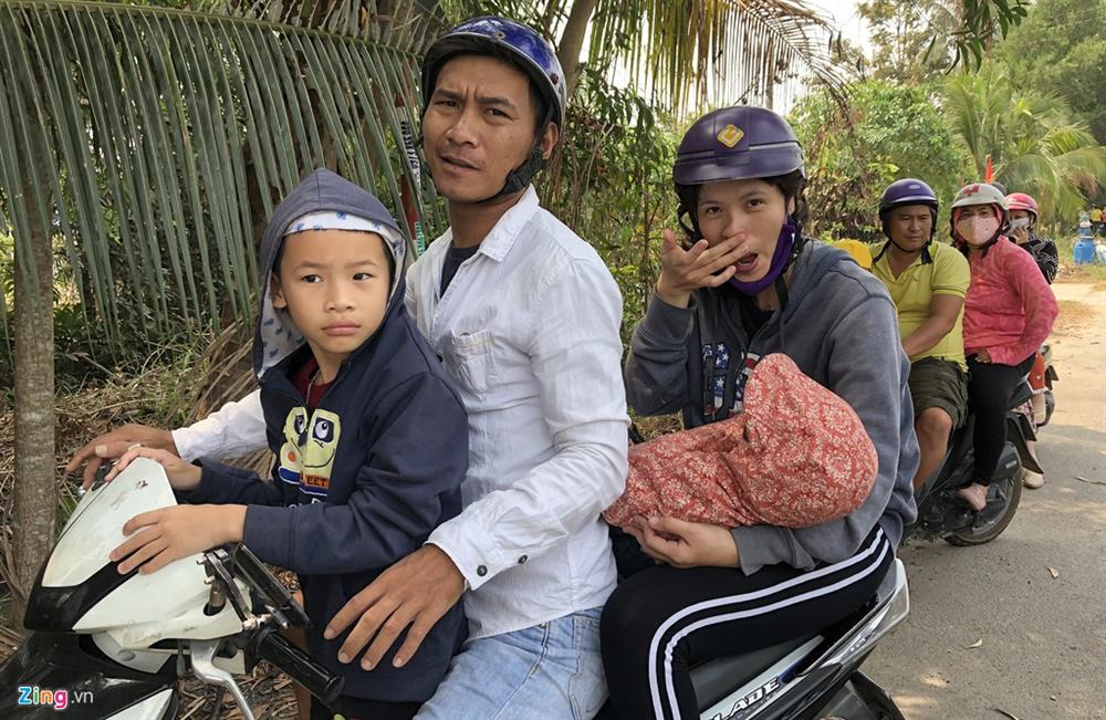 Đưa cả nhà đi xem cảnh sát vây bắt nghi can bắn chết 5 người-7