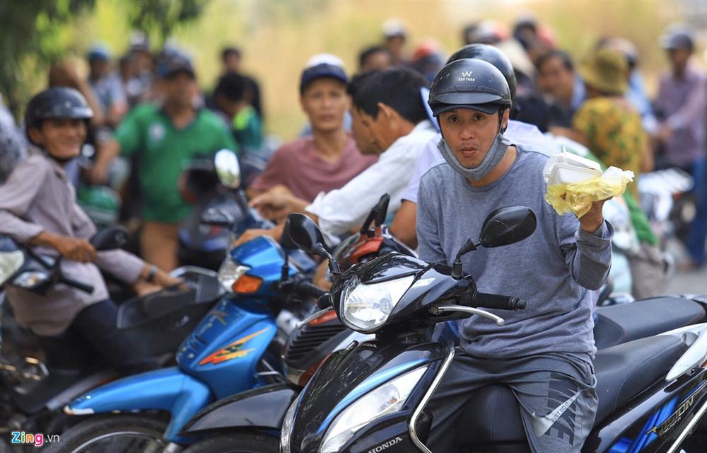 Đưa cả nhà đi xem cảnh sát vây bắt nghi can bắn chết 5 người-8