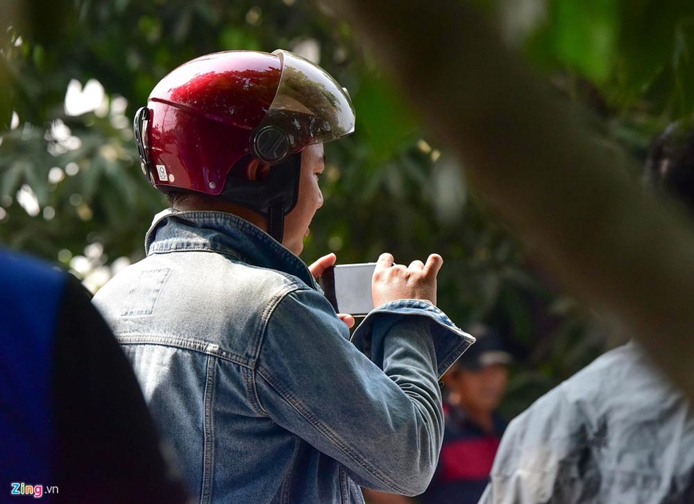 Đưa cả nhà đi xem cảnh sát vây bắt nghi can bắn chết 5 người-9