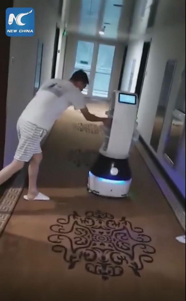 Robot giao thức ăn cho người bị cách ly vì virus corona-1