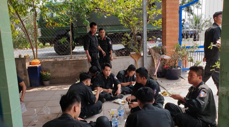 Bữa cơm vội của cảnh sát vây bắt kẻ bắn 5 người chết ở Củ Chi-2