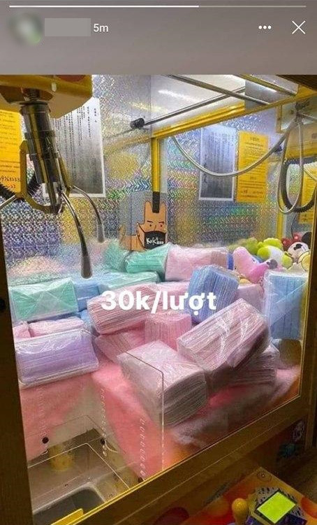 Giữa cơn bão lo sợ virus viêm phổi Corona, chiếc máy gắp khẩu trang này đúng là thứ nhả ra vàng-1