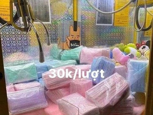 Giữa cơn bão lo sợ virus viêm phổi Corona, chiếc máy gắp khẩu trang này đúng là thứ 