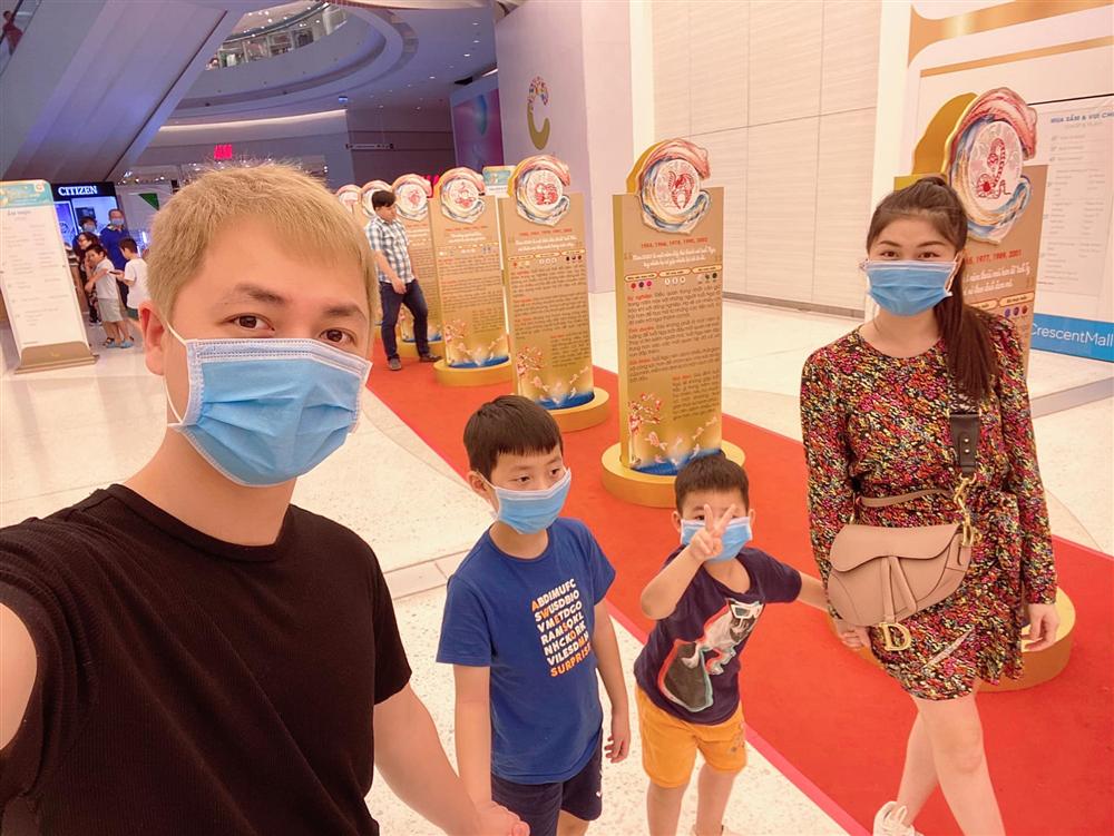Đi chơi không quên phòng virus corona, gia đình Đăng Khôi - Thủy Anh bịt kín mít nhưng hai cậu nhóc khiến ai nấy phì cười-1