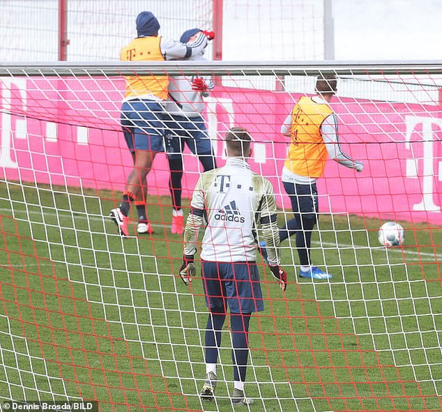 Cầu thủ đẹp trai nhất nhì nước Đức bị đồng đội tát vào mặt ngay trên sân tập, lý do đằng sau thật sự đáng lo ngại-3