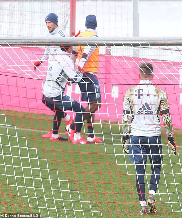 Cầu thủ đẹp trai nhất nhì nước Đức bị đồng đội tát vào mặt ngay trên sân tập, lý do đằng sau thật sự đáng lo ngại-4