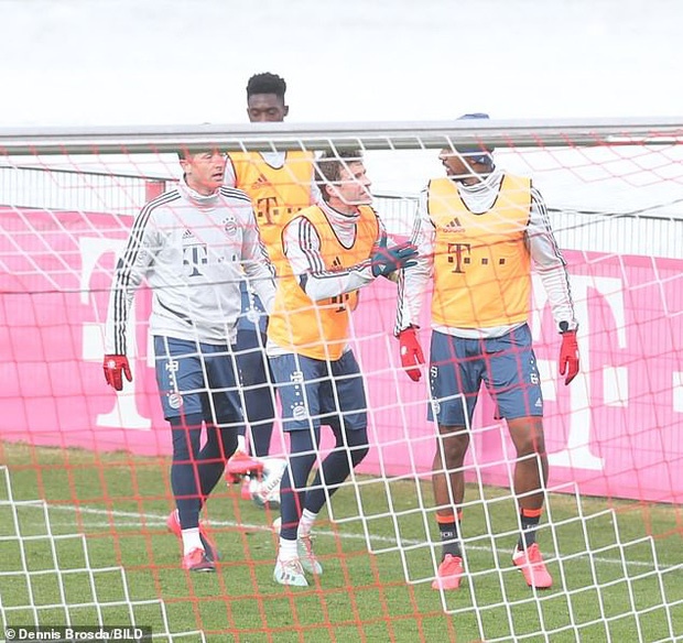 Cầu thủ đẹp trai nhất nhì nước Đức bị đồng đội tát vào mặt ngay trên sân tập, lý do đằng sau thật sự đáng lo ngại-5