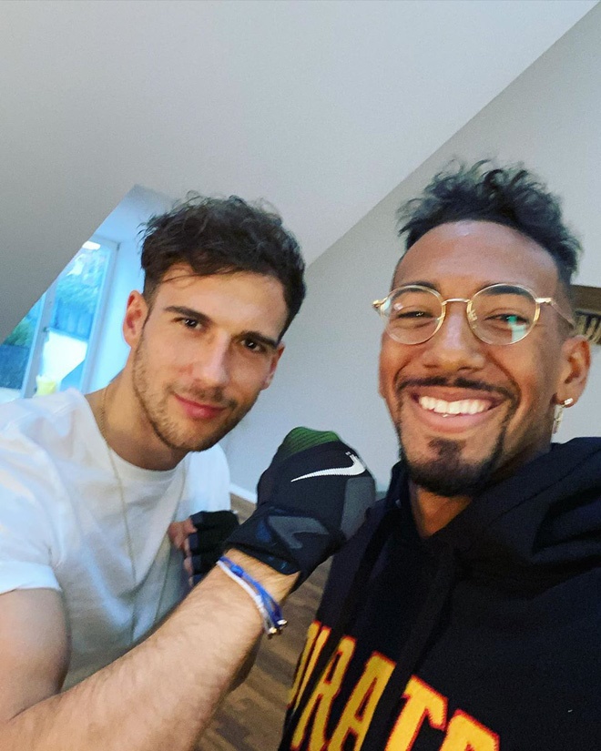 Cầu thủ đẹp trai nhất nhì nước Đức bị đồng đội tát vào mặt ngay trên sân tập, lý do đằng sau thật sự đáng lo ngại-7