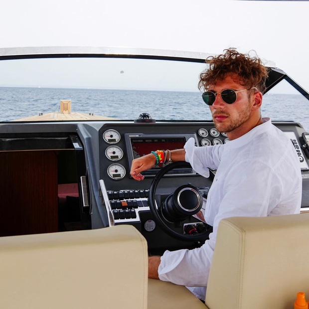 Cầu thủ đẹp trai nhất nhì nước Đức bị đồng đội tát vào mặt ngay trên sân tập, lý do đằng sau thật sự đáng lo ngại-8