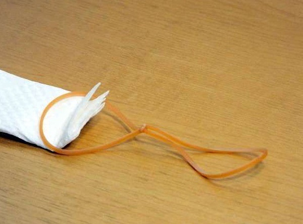 Đừng bấn loạn nếu chưa mua được khẩu trang, đây là cách tự chế khẩu trang cấp tốc từ giấy ăn, ai cũng làm được!-8