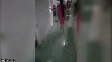 Kinh hoàng clip mẹ buộc dây vào cổ con nhỏ rồi đánh đập không thương tiếc-1