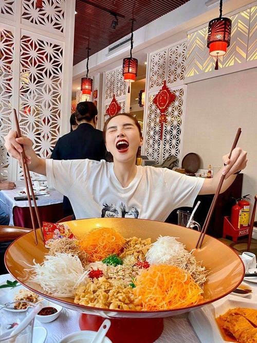 Choáng khi Kỳ Duyên đi ăn gỏi phát tài to như cái chậu, tò mò với ý nghĩa của nó-1