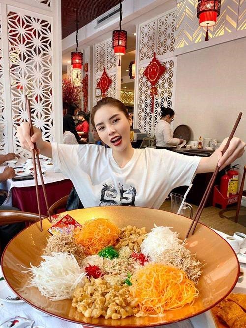 Choáng khi Kỳ Duyên đi ăn gỏi phát tài to như cái chậu, tò mò với ý nghĩa của nó-2