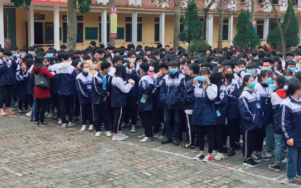 Đi học trở lại sau Tết, học sinh cả nước bịt kín mặt để phòng chống Corona, nhiều giáo viên lì xì bằng khẩu trang-1