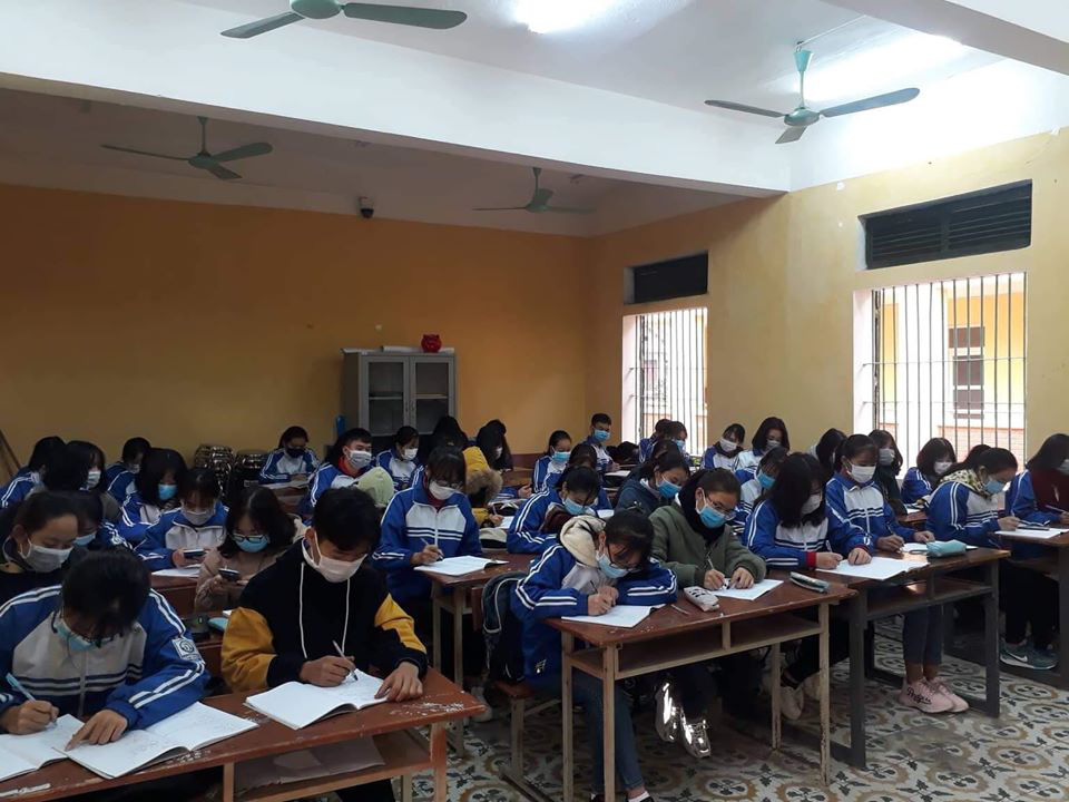 Đi học trở lại sau Tết, học sinh cả nước bịt kín mặt để phòng chống Corona, nhiều giáo viên lì xì bằng khẩu trang-2